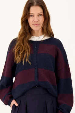 basic vestje met broche in blok streep