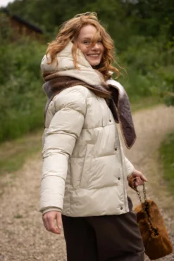 korte bubblecoat met teddy details