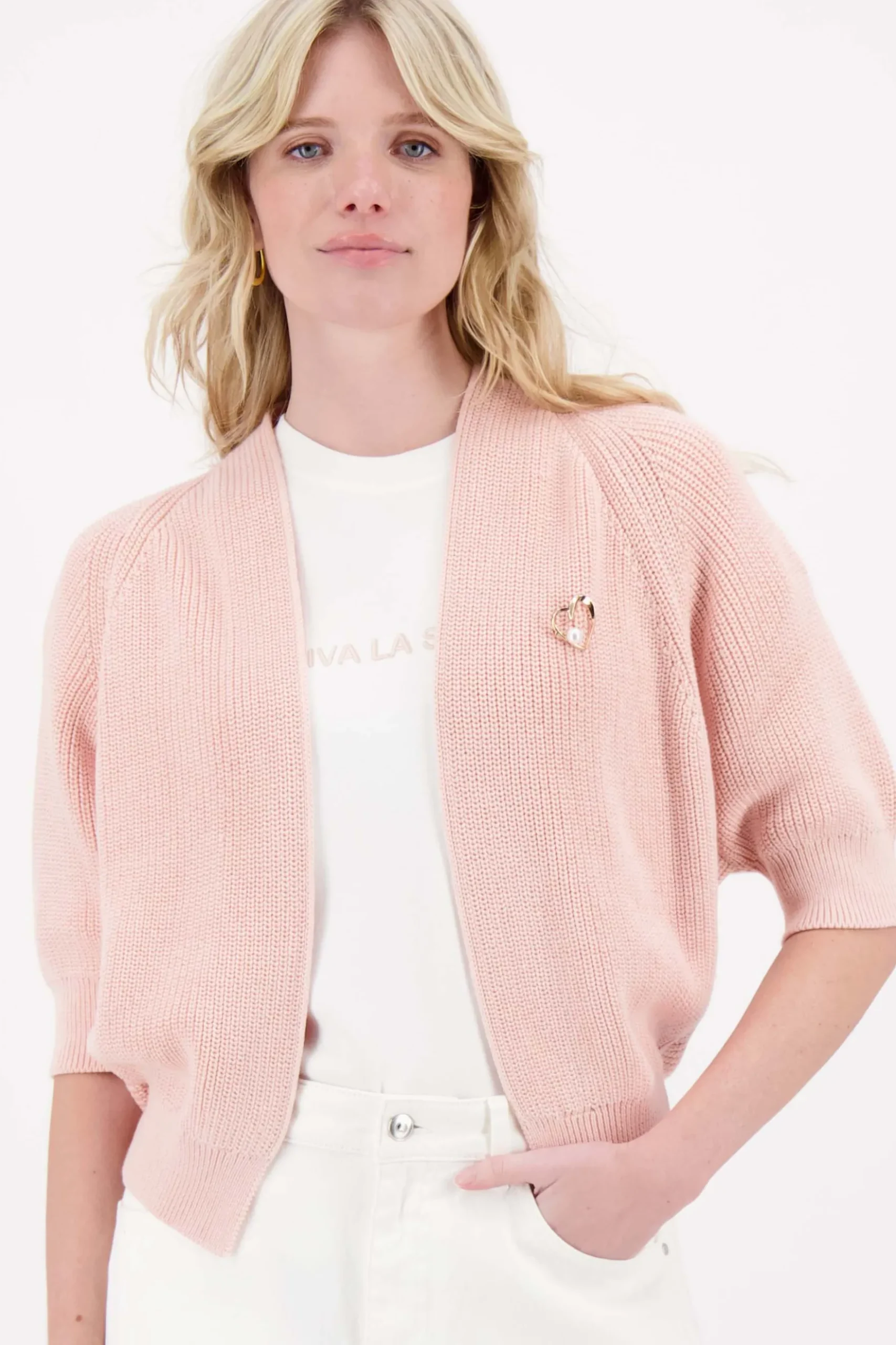 vest met vleermuis mouwen met broche