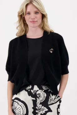 vest met vleermuis mouwen met broche