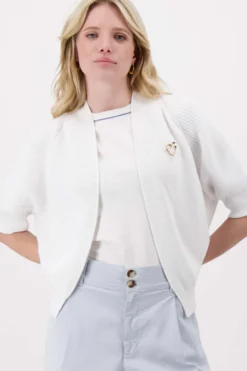vest met vleermuis mouwen met broche