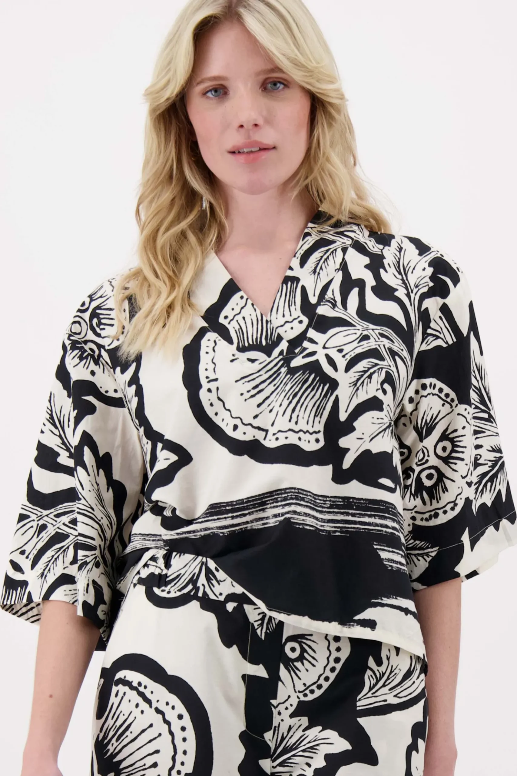 V hals woven top borderprint