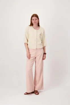 zacht basis vest met vleermuis mouwen en broche